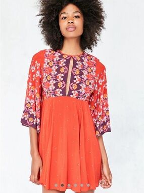 Urban Outfitters Ecote Tyler Split-Neck Bell-Sleeve
Mini Dress M 13 Reasons Why
